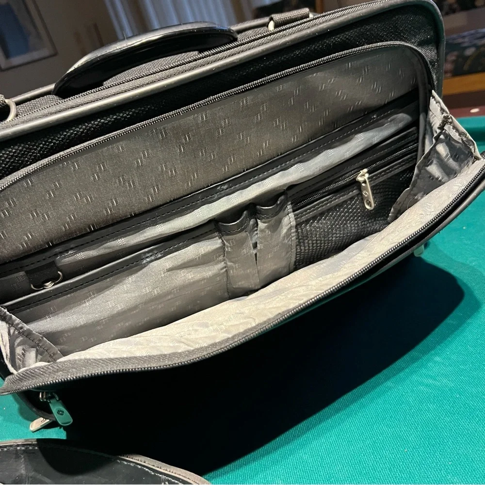 Samsonite Briefcase laptop/computer messenger-style bag with shoulder strap